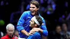 Rafael Nadal (nahoe) a Roger Federer ve spolené tyhe v Laver Cupu. (25....