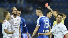 �ERVENÁ KARTA. U� po �esti minutách ligového zápasu mezi Libercem a Slováckem...