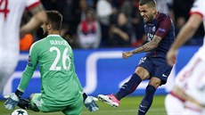 BLESKOVÝ GÓL. Brazilec Dani Alves otevírá skóre zápasu mezi paíským St....