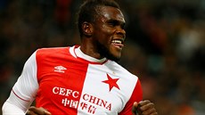 Fotbalista Slavia Michel Ngadeu se raduje ze vsteleného gólu v Evropské lize...