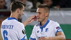 Pavel Kadeřábek (vpravo) z Hoffenheimu po vstřeleném gólu na hřišti Ludogorce...