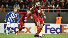 Brwa Nouri promuje pokutový kop v utkání Evropské ligy mezi Östersunds FK a...