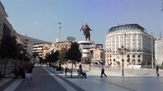 Socha bojovníka na koni na Makedonském námstí ve Skopje pobouila eky....