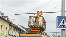 V Prosecké ulici v Praze u� montují troleje pro elektrobusy.