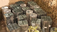 Kompostéry na �kolním dvo�e u� �ekají na zájemce.