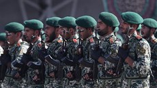 Írántí vojáci pochodují na slavnostní pehlídce v Teheránu. (22. záí 2017)