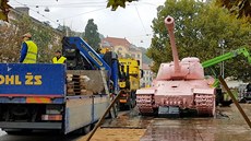 Rový tank pipravují na pevoz zpátky do Prahy