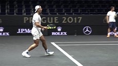 Nadal na tréninku daroval podepsané míky divákm