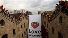 Katalántí hasii rozbalující transparent s hlasovací urnou v Muzeu historie...