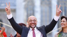 Pedseda SPD Martin Schulz (vpravo) s kanclékou Angelou Merkelovou