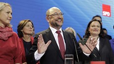 Pedseda SPD Martin Schulz (vpravo) s kanclékou Angelou Merkelovou