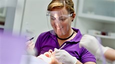 Jednatřicetiletá zubařka Veronika Paulíčková provozuje ordinaci v Černé Hoře na...