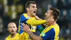 Teplický kapitán Admir Ljevakovič objímá střelce gólu Davida Vaněčka (vpravo) v...
