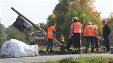 Na elezniním pejezdu u Obratan na Pelhimovsku  se srazil kamion s osobním...