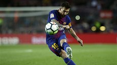 Lionel Messi z Barcelony pálí.