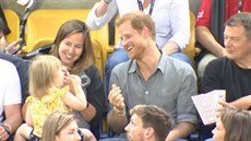 Britský princ Harry se dlil o popcorn s dvouletou Emily