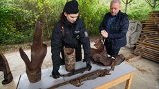 Policie ukázala nálezy z areálu vybuchlého muniního skladu ve Vrbticích.