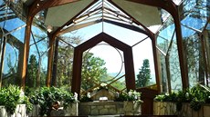 Kapli tvoří jen sklo a dřevo (kromě betonové podlahy).