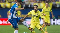 Jaume Costa (vpravo) z Villarreau brání Gerarda Morena z Espa�olu Barcelona.