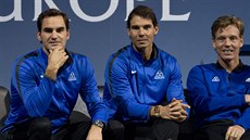 Roger Federer (vlevo) sledoval program prvního dne Laver Cupu jen z laviky...