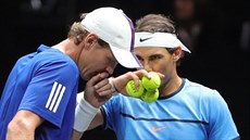 Tomá Berdych (vlevo) a Rafael Nadal se radí v tyhe Laver Cupu proti páru...