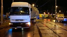 V Olomouci narazil na pejezdu osobní vlak do návsu kamionu. Nehoda zastavila dopravu na trati i na runé silnici spojující tvrt Hodolany a Pavloviky, kterou vede i tramvajová tra.