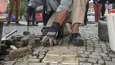 Stolpersteine, tedy takzvané kameny zmizelých, nov na dvou místech v Loticích pipomínají idovské obyvatele, kteí zahynuli bhem holokaustu. Na snímku kameny za rodinu Knöpfelmacherovu.