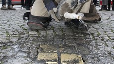 Stolpersteine, tedy takzvané kameny zmizelých, nov na dvou místech v Loticích pipomínají idovské obyvatele, kteí zahynuli bhem holokaustu. Na snímku kameny za rodinu Knöpfelmacherovu.