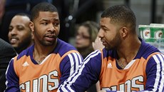 Marcus Morris (vlevo) a Markieff Morris na archivním snímku na lavice Phoenixu.