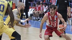 Pardubický basketbalista Viktor Plpán zakládá akci v utkání s rumunským Sibiu.