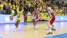 Kevin Capers (vlevo) ze Sibiu se sna�í uvolnit, tla�í na n�j Viktor P�lpán...