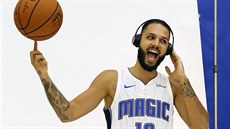 Rozezpívaný Evan Fournier na oficiální fotografii pro poteby Orlando Magic