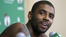 Kyrie Irving na tiskové konferenci Bostonu