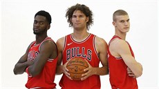 Bobby Portis, Robin Lopez, a Lauri Markkanen (zleva) z Chicaga