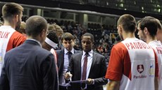 Pardubití basketbalisté naslouchají Levellu Sandersovi.