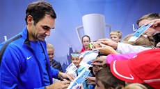 Roger Federer se podepisuje dtem.