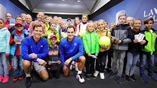 Tomáš Berdych (vlevo) a Roger Federer se podepisovali dětem.