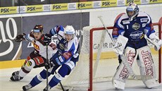 Brn�nský obránce Jakub Krej�ík (u puku) tou�í uniknout dotírajícímu Ji�ímu...