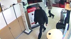 Pachatel loupee v podboanské bance na snímcích z bezpenostních kamer.