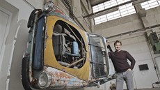 Benedikt Tolar p�edstavuje jeden ze svých exponát� na výstav� nazvané �koda......