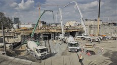 Betonování nového elezniního mostu u Hlavního vlakového nádraí v Plzni. (23....