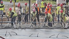 Betonování nového elezniního mostu u Hlavního vlakového nádraí v Plzni. (23....