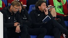 Trenér Jürgen Klopp na lavičce fotbalového Liverpoolu.
