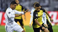 Jeremy Toljan z Dortmundu zkouí utéct Casemirovi, zálonikovi Realu Madrid.