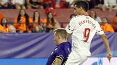 Wissam Ben Yedder ze Sevilly stílí gól v zápase s Mariborem.