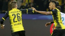 KONTAKTNÍ BRANKA. Pierre-Emerick Aubameyang z Dortmundu slaví se spoluhráem...