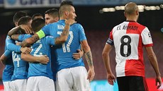RADOST A BÍDA. Fotbalisté Neapole oslavují gól, kapitán Feyenoordu Karim El...