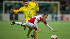 Slávistický zálo�ník Jan Sýkora padá po souboji s Dmitrijem �omkem z Astany.