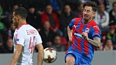 Plzeský záloník Milan Petrela stílí v zápase Evropské ligy proti Hapoelu...