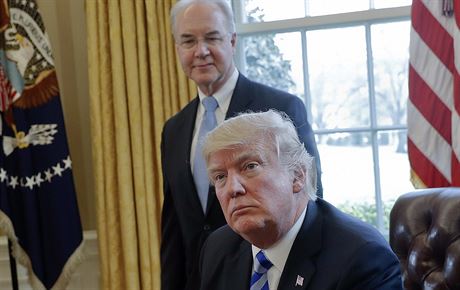 Americký prezident Donald Trump a ministr zdravotnictví Tom Price (v pozadí)....